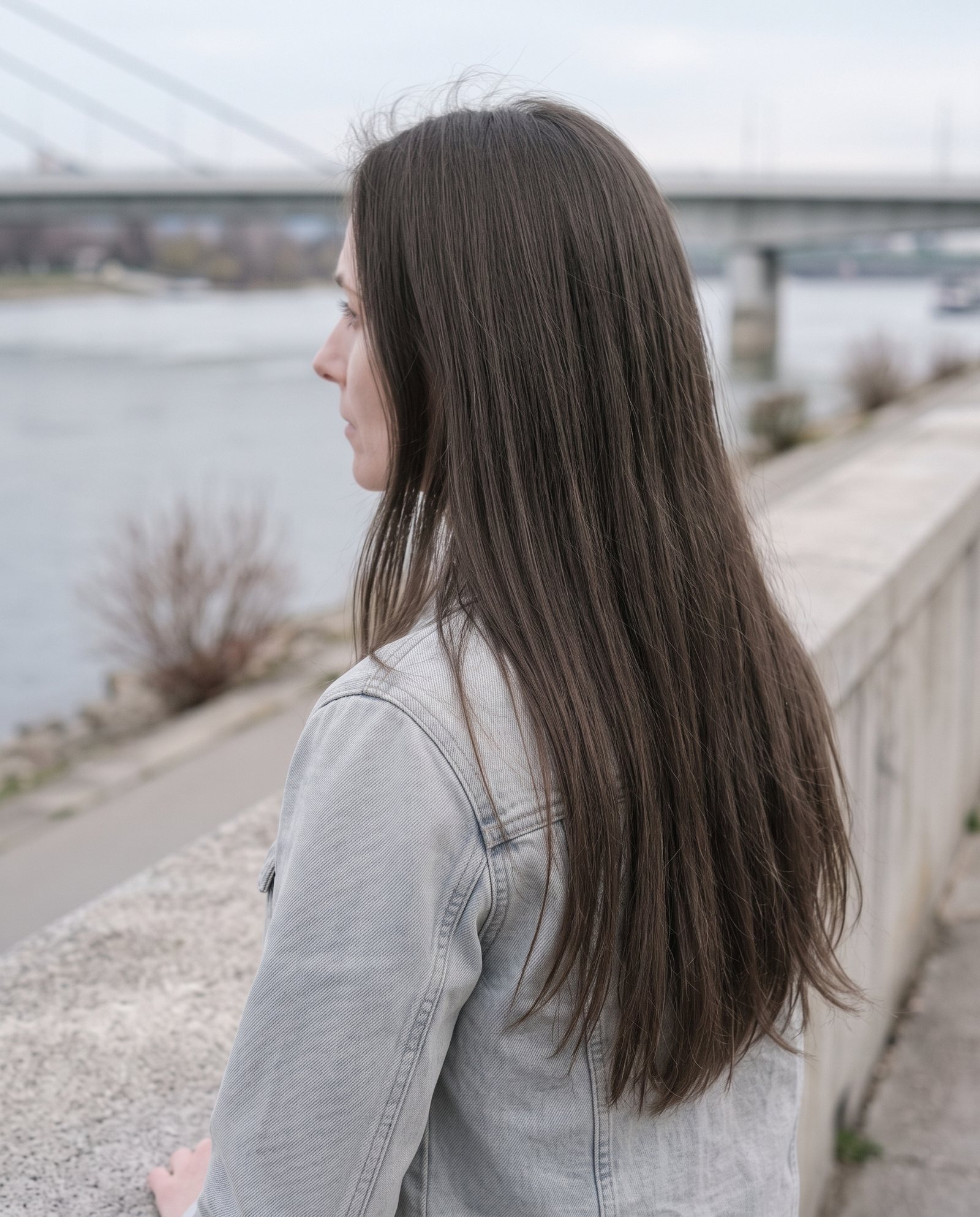 Clip-in vlasy popolavo hnedé – #10 Tmavá popolavá hnedá na modelke – pohľad zozadu (ilustračná fotografia)