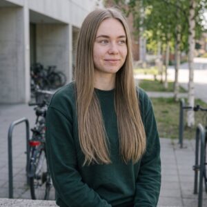 Clip-in vlasy popolavé blond – #18 Popolavá tmavá blond na modelke – pohľad spredu (ilustračná fotografia)