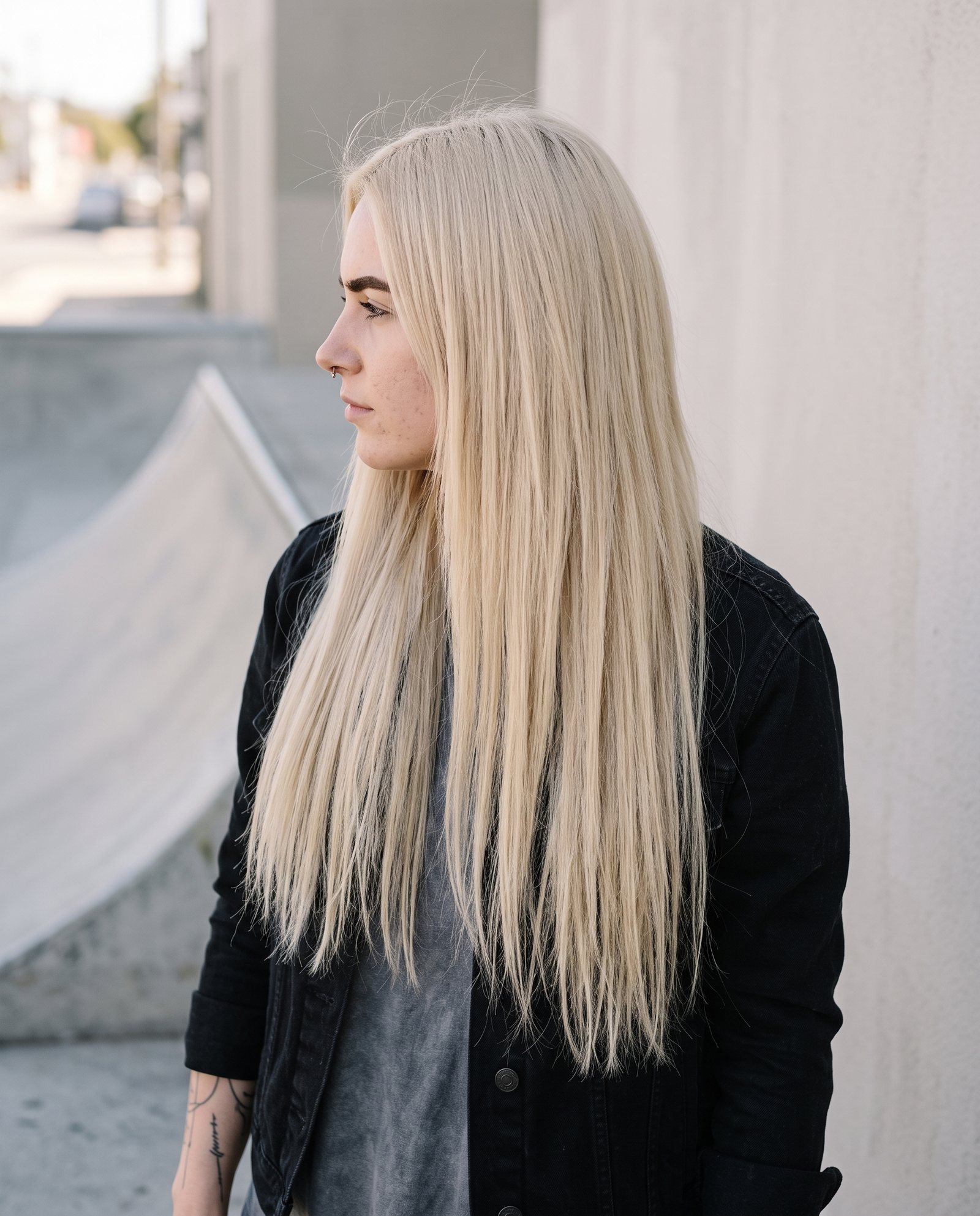 Žena s dlouhými platinově blond clip-in vlasy
