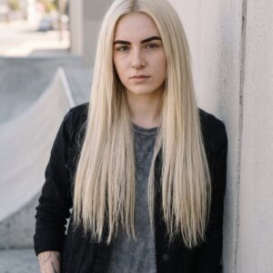 Clip-in vlasy platinové blond – #60 Platinová blond na modelke – pohľad spredu (ilustračná fotografia)