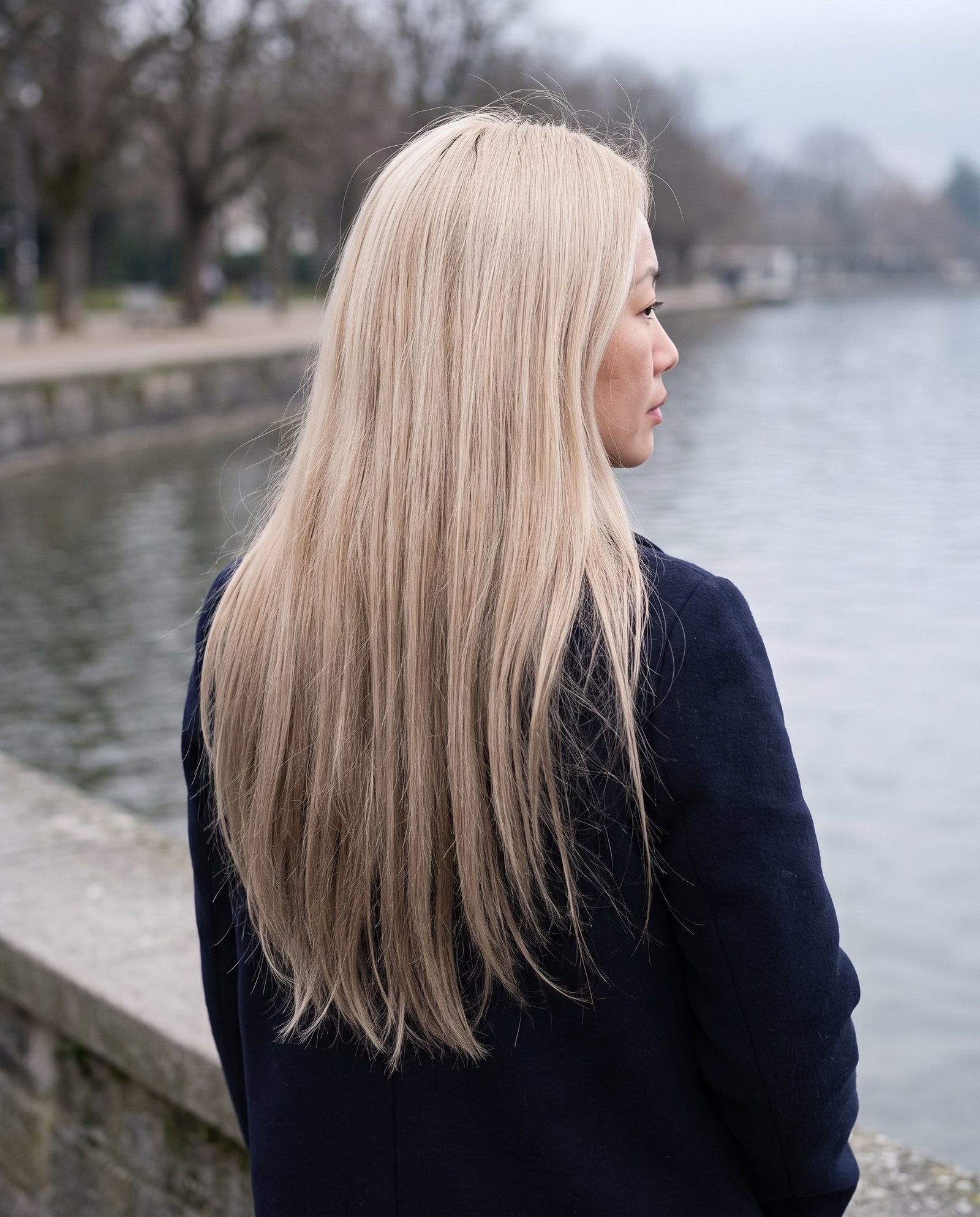 Žena s ombré clip-in vlasy z platinové do popelavé blond